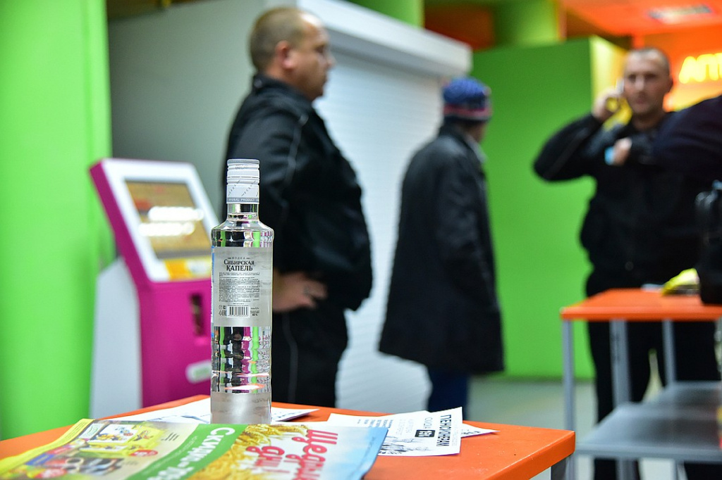 Мужчина пытался вынести мимо кассы супермаркета поллитра водки стоимостью 205 рублей. Фото: Влад КОМЯКОВ
