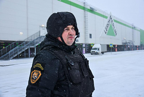 В магазинах задержаны вооруженные люди
