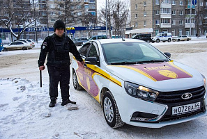 Гвардейцы на руках вынесли женщину из бара