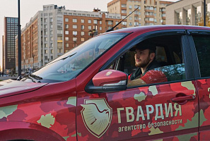 Ведро для льда, дверь и два стула разбили хулиганы в Новосибирске в минувшие выходные