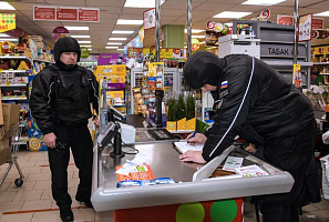 Охранный курьез года: закрытый магазин не смог отказать покупателям