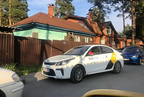 Водитель такси взял шлагбаум на таран